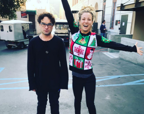 Kaley Cuoco 1 Kaley Cuoco è in vena di fere festa sul set