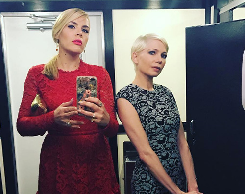 Michelle Williams Busy Philipps Michelle Williams e Busy Philipps, selfie in bagno prima dei CCA