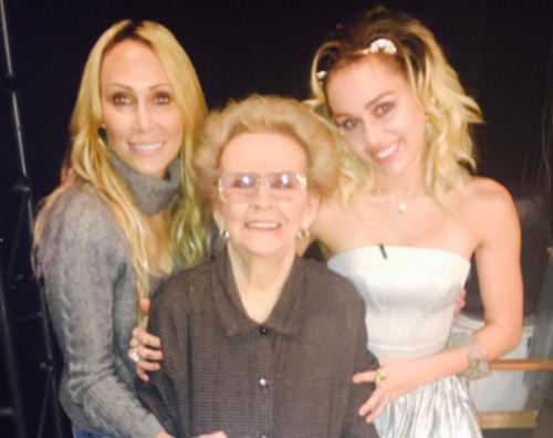 Miley Cyrus Miley Cyrus porta nonna e mamma a The Voice