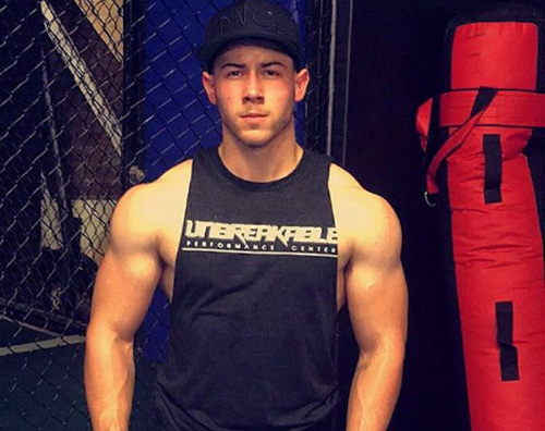 Nick Jonas Nick Jonas, braccia muscolosissime sui social