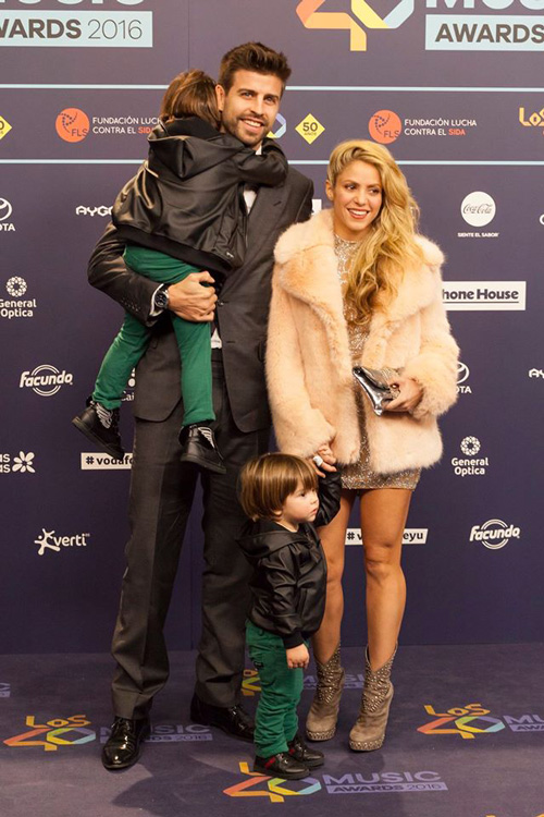 Shakira Shakira con Gerard e i bambini sul red carpet