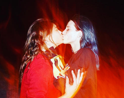 Bella Thorne 1 Bella Thorne bacia un amica su Instagram