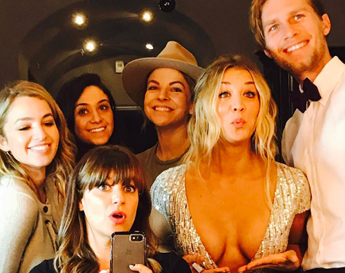 Kaley Cuoco 2 Ieri sera Kaley Cuoco si è portata i golden globes da casa