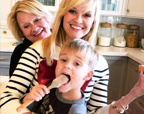 Reese Witherspoon 1 Reese Witherspoon prepara dolci in famiglia
