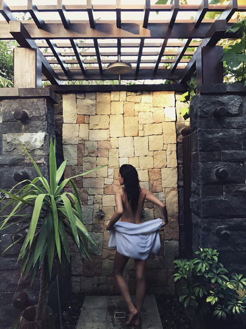 Shay Mitchell Shay Mitchell: doccia bollente su Instagram