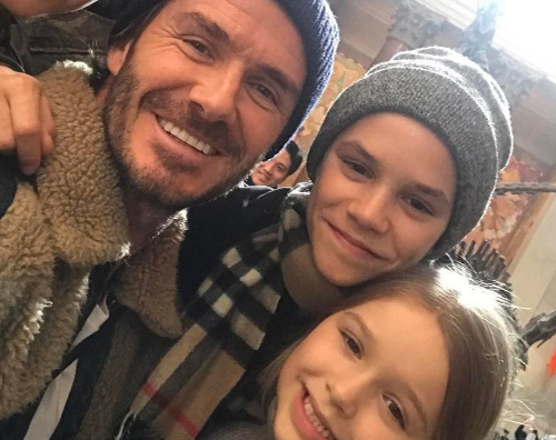 David Beckham David Beckham al museo con i quattro figli