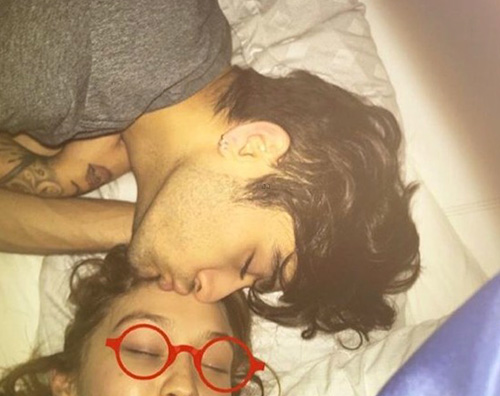 Gigi Hadid Zayn Malik Zayn Malik e Gigi Hadid, coccole a letto
