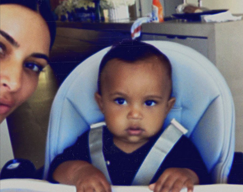 Kim e Saint 2 1 Kim Kardashian tenera con Saint su Instagram