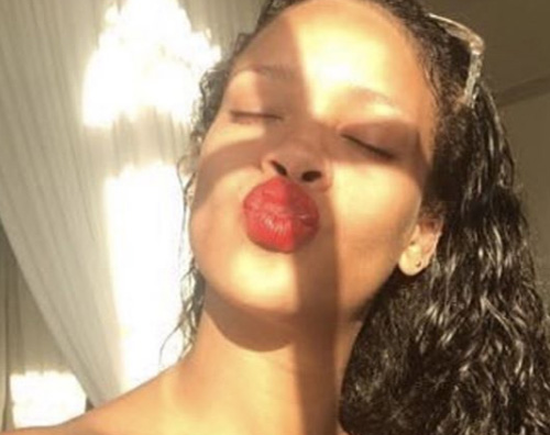 Rihanna Rihanna bacia tutti su Instagram