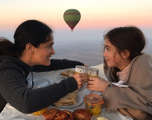 Salma Hayek Salma Hayek, con Valentina su una mongolfiera