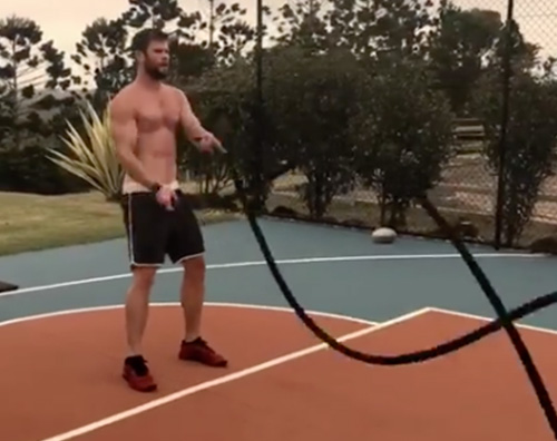 Chris Hemsworth 2 Chris Hemsworth si allena senza maglietta su Instagram