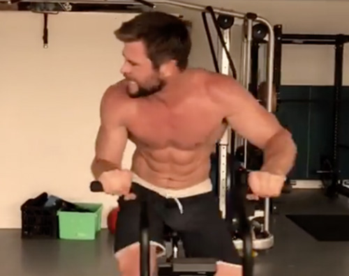 Chris Hemsworth Chris Hemsworth si allena senza maglietta su Instagram