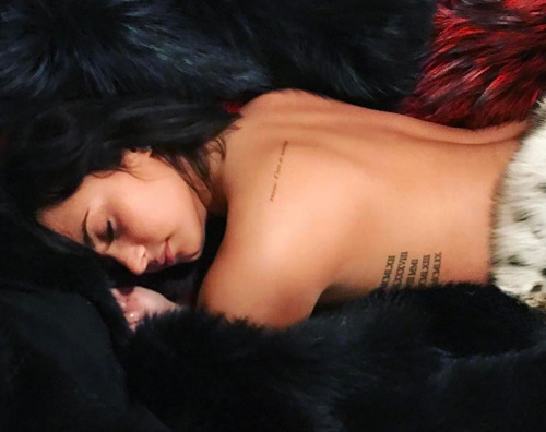 Demi Lovato Demi Lovato, pisolino in topless su Instagram