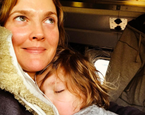 Drew Barrymore 2 Drew Barrymore coccola Olive su Instagram