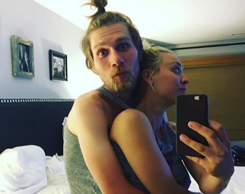 Kaley Cuoco Kaley Cuoco e Karl Cook: due cuori e... una maglietta