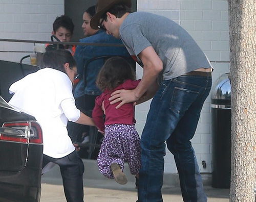 Mila Kunis Ashton Kutcher Wyatt Isabelle Ashton e Mila, passeggiata in famiglia