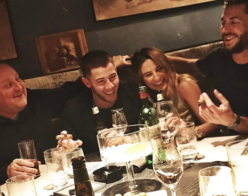 Nick Jonas Cover Nick Jonas a Firenze con alcuni amici