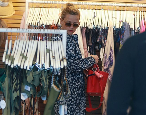 Reese Witherspoon 2 Reese Witherspoon fa shopping a Los Angeles