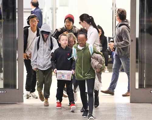 angelina 2 Angelina Jolie al LAX con tutti i suoi figli