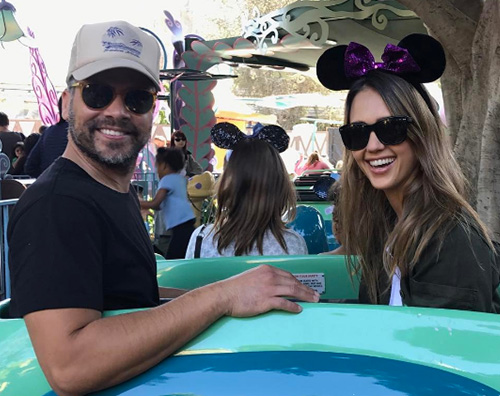 Jessica Alba 1 Jessica Alba con la famiglia a Disneyland