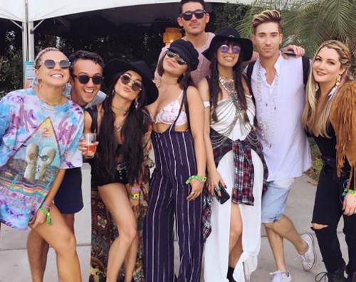 Vanessa Hudgens Cover 2 Vanessa Hudgens al Coachella senza Justin