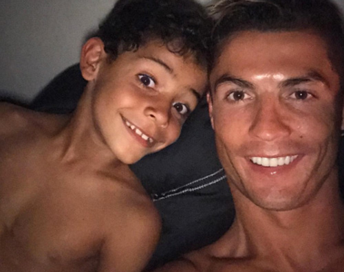 Cristiano Ronaldo 2 Cristiano Ronaldo Jr si allena con papà in palestra