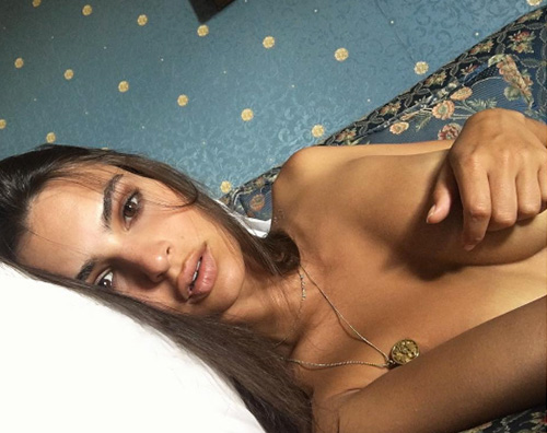 Emily Emily Ratajkowski in topless su Instagram