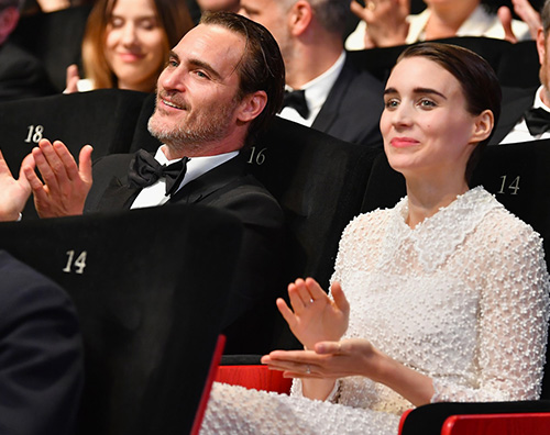 Joaquin Phoenix e Rooney Mara Cena vegan ai Golden Globes grazie a Joaquin Phoenix