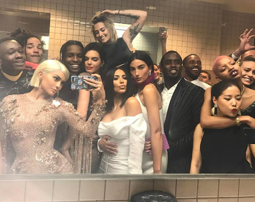 Kylie Jenner Maxi seflie nel bagno dei Met Gala 2017