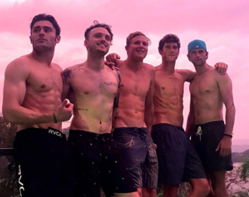 Zac Efron 1 Zac Efron sfoggia la tartaruga su Instagram