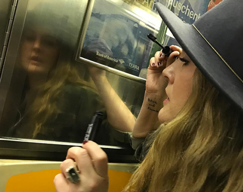 Drew Barrymore rinfresca il trucco in metropolitana