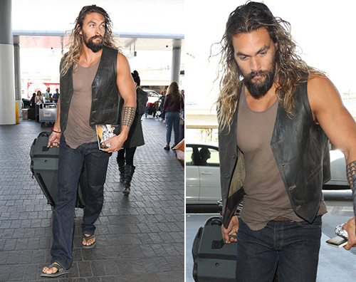 Jason Momoa tutto muscoli al LAX