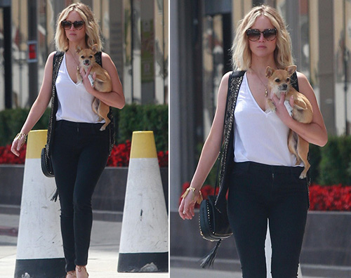 Jennifer Lawrence Jennifer Lawrence passeggia col suo cagnolino