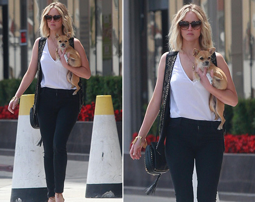 Jennifer Lawrence passeggia col suo cagnolino