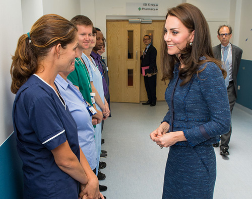 Kate Middleton 2 Kate Middleton in blu al Kings College Hospital
