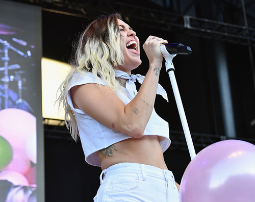 Miley Cyrus senza reggiseno sul palco