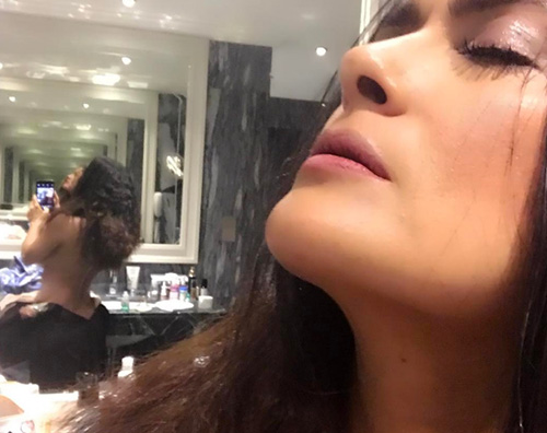 Salma Hayek Salma Hayek in topless su Instagram