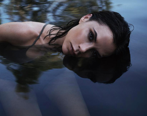 Victoria Beckham 2 Victoria Beckham sorride sulla cover di Vogue