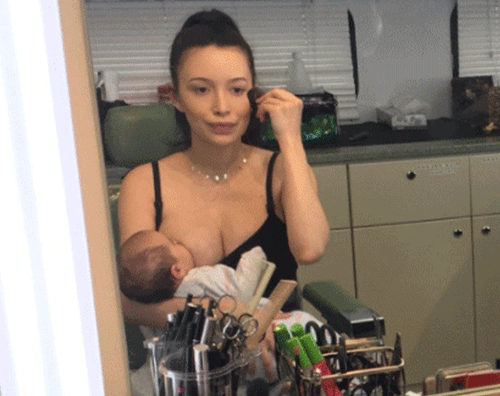 Christian serratos Christian Serratos allatta la sua bambina sui social