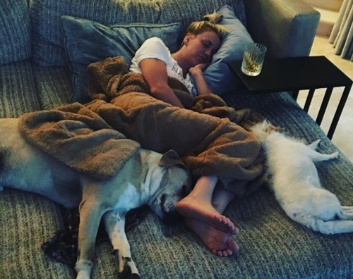 Kaley Cuoco Kaley Cuoco dorme durante “Game Of Thrones”