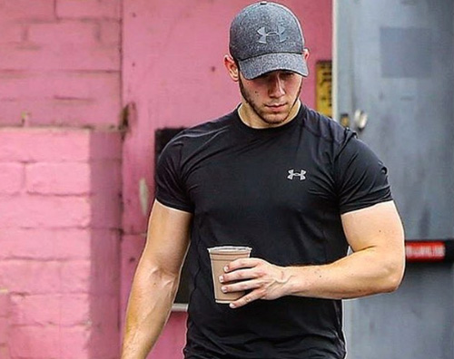 Nick Jonas Nick Jonas, ma che bicipiti!