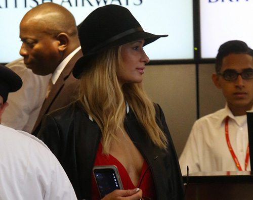 Pari Paris Hilton in aeroporto con Chirs