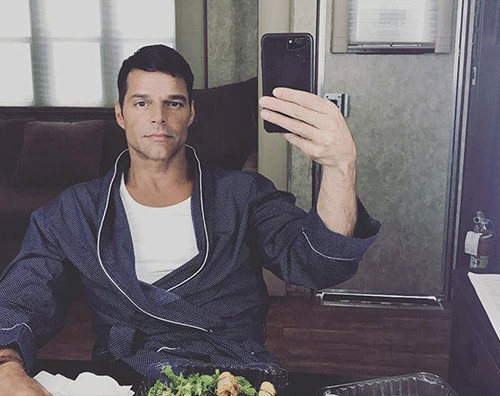 Ricky Martin, selfie davanti allo specchio