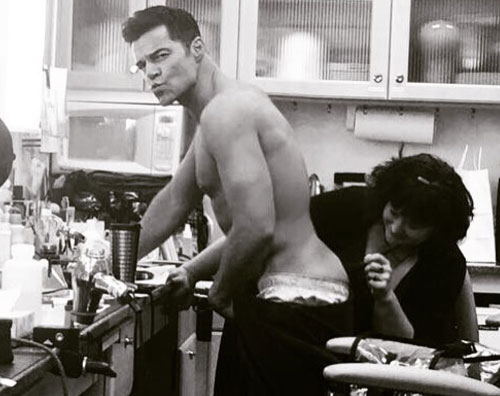 Ricky Martin Ricky Martin si fa cancellare un tattoo sul set