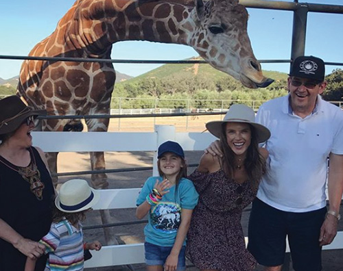 Alessandra Ambrosio allo zoo di Malibu con i bambini