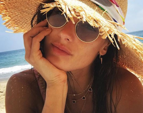 Alessandra Ambrosio Alessandra Ambrosio si rilassa sulla spiaggia