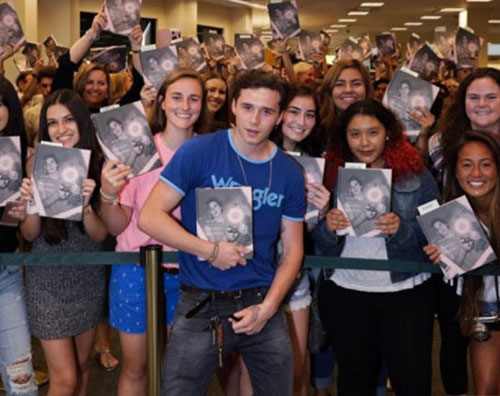 Brooklyn Beckham Brooklyn Beckham accolto da centinaia di fan in libreria