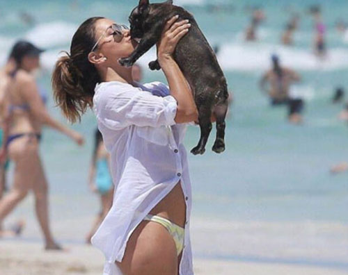 Eva Longoria Eva Longoria coccola i suoi cani sulla spiaggia