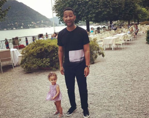 John Legend John Legend porta la famiglia sul Lago di Como