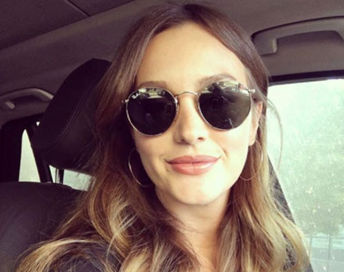 Leighton Meester Leighton Meester si fa un selfie